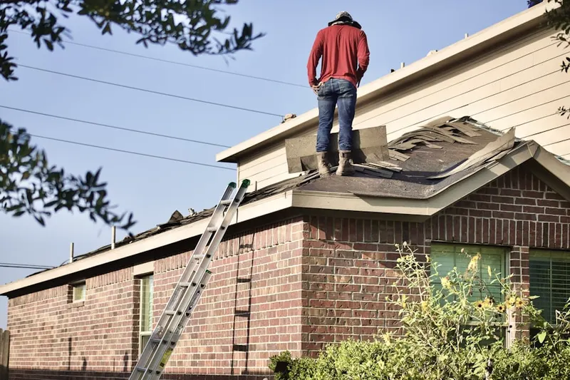 Professional roofer working on a residential roof in Camino Lago